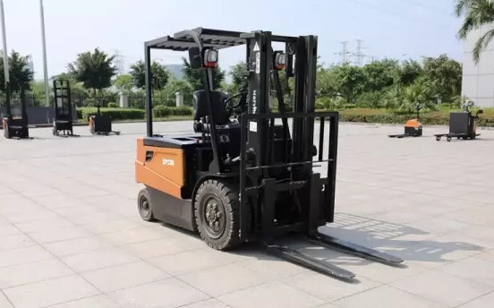 電動(dòng)叉車(chē)維修保養的小常識